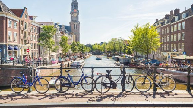 Temperaturile record modifică forma metalului de pe podurile din Amsterdam, sunt pulverizate cu apă pentru a le răci