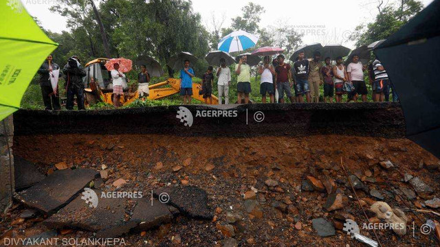 Ploi musonice în India | Prăbușirea unui zid a provocat cel puțin 18 decese
