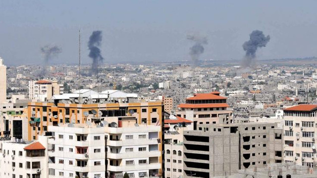 Forțele israeliene demolează case palestiniene în apropiere de Fâșia Gaza