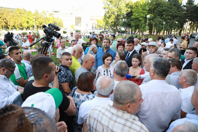 FOTO | Cabinetul de miniștri a răspuns la întrebările cetățenilor veniți în fața Guvernului