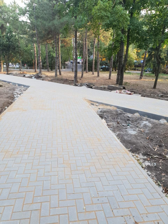 FOTO | Un teren de joacă pentru copii, un teren de fitness și parcări pentru biciclete sunt amenajate în Scuarul Mezon din Chișinău