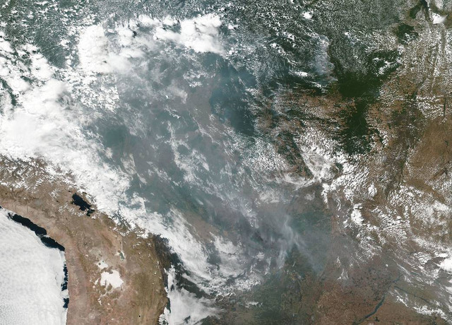 IMAGINEA SĂPTĂMÂNII | Norii de fum rezultați din incendiile de pădure din Brazilia, fotografiați din satelit