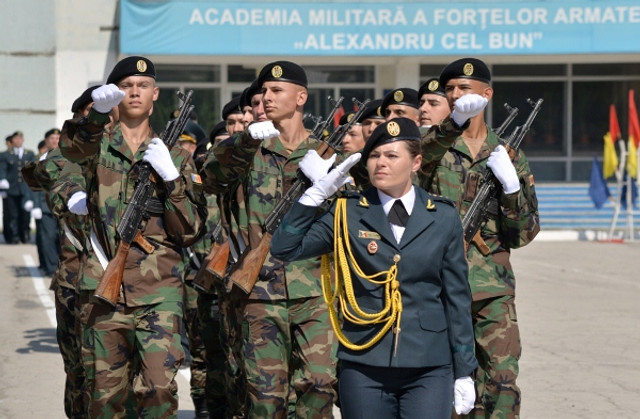 75 de tineri, dintre care 17 fete, studenți ai Academiei Militare “Alexandru cel Bun” au jurat credință Patriei