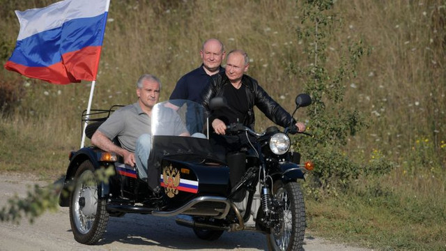 Ucraina protestează energic față de vizita lui Putin în Crimeea. Liderul de la Kremlin s-a primblat cu motocicleta, în timp ce rușii cereau la Moscova alegeri libere