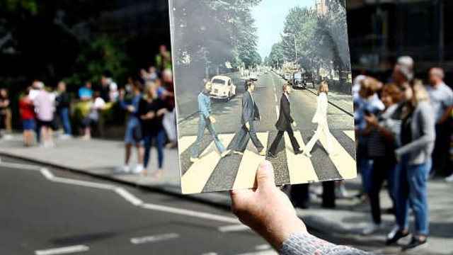 Celebra fotografie de copertă a albumului The Beatles ''Abbey Road'' a împlinit 50 de ani