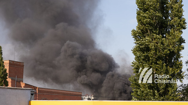 GALERIE FOTO | Incendiu puternic la un service auto din Chișinău