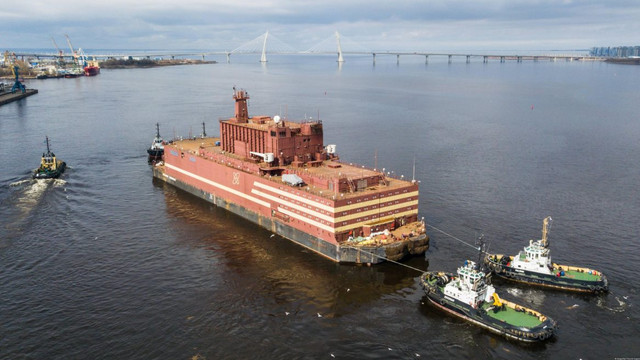  Rusia a lansat prima centrală nucleară plutitoare din lume