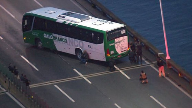 Panică la Rio de Janeiro: Un individ înarmat a luat mai multe persoane ostatice într-un autobuz 
