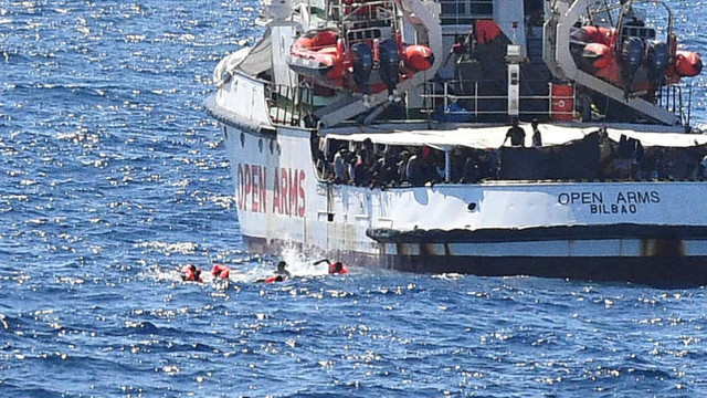 Open Arms: Migranți disperați se aruncă în mare, situația 'a scăpat de sub control', afirmă organizația spaniolă
