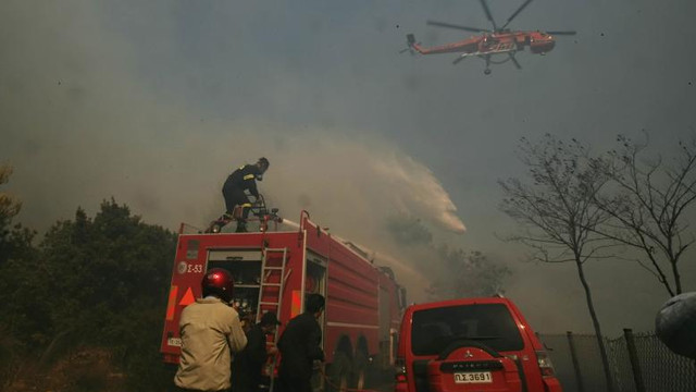 Combinație periculoasă în Grecia: caniculă, vânt și secetă. Pompierii au luptat cu peste 50 de incendii