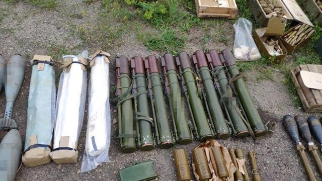 Un impresionant arsenal de arme a fost descoperit într-un imobil abandonat în regiunea Luhansk