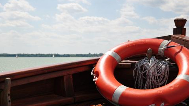 O barcă în care se aflau copii s-a răsturnat pe lacul de la Costești-Stânca. Doar patru din sinistrați erau echipați cu veste de salvare
