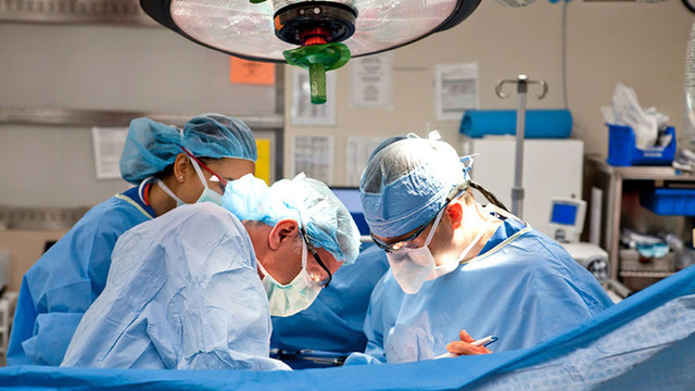 Premieră europeană în tratarea unui bolnav de COVID-19: transplantul de plămâni
