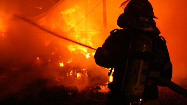Un incendiu puternic a izbucnit într-un depozit din regiunea Leningrad, în Rusia