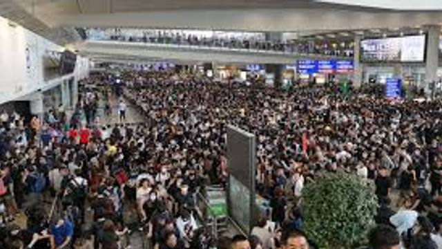 Aeroportul din Hong Kong a fost ocupat de protestatari. Au fost anulate toate cursele din și spre metropolă