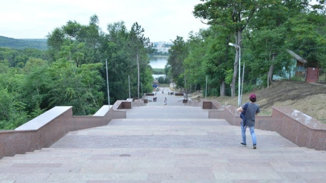 Inaugurarea scărilor de granit din Parcul „Valea Morilor”, planificată pentru 27 august, se amână