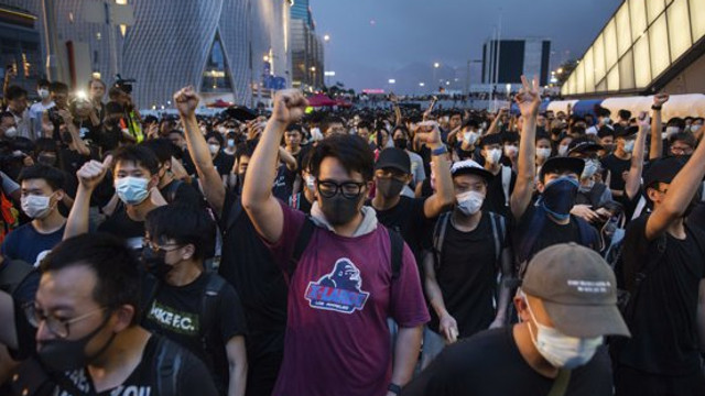 Criza din Hong Kong: Armata chineză AVERTIZEAZĂ că poate ajunge în doar zece minute în regiune, unde sunt programate noi proteste masive