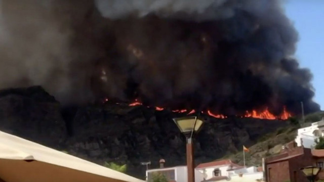 Incendiul violent din insula Gran Canaria dă semne de remisie