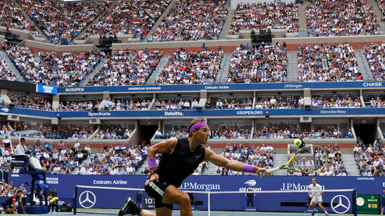 Us open перевод. Us open теннисный турнир Empire State building. Теннисные центры Нью-Йорка. Us open на каком покрытии. Во время теннисного турнира us open в подсветке.