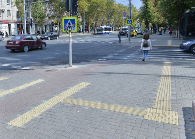 FOTO | În Chișinău au apărut recent pavaje tactile - benzi de ghidare, de culoare galbenă
