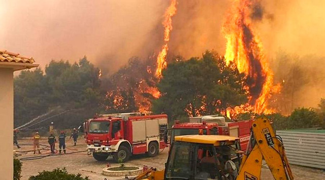 VIDEO | Incendiu de proporții în Zakynthos. Flăcările se apropie de case, sute de oameni au fost evacuați