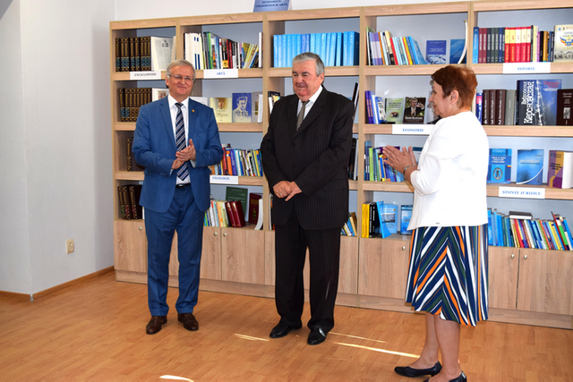 Primul Președinte al RM, Mircea Snegur a făcut un dar prețios Academiei de Științe