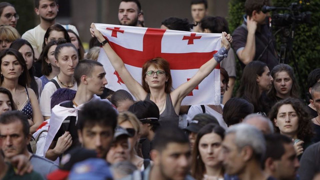 Georgia | Tbilisi marchează prin proteste 3 luni de la intervenția brutală a guvernului în favoarea unui oficial rus