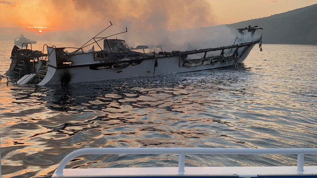 California | La doar 20 de metri de uscat, în ambarcațiunea incendiată aseară, au murit opt oameni și 26 sunt dați dispăruți