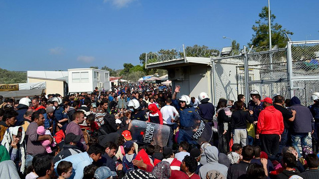 Autoritățile elene vor continua să transfere pe continent refugiații aflați în taberele de pe Insula Lesbos