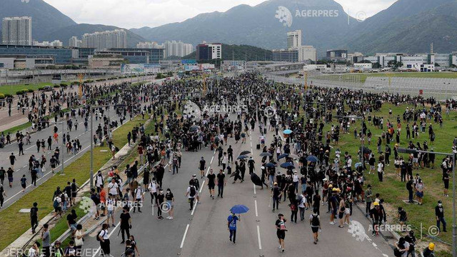 Hong Kong | Sute de manifestanți prodemocrație au încercat să blocheze drumul spre aeroport, după ce sâmbătă poliția a intervenit în forță