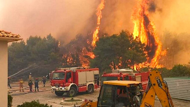 „A fost iadul pe Pământ”. Incendiul masiv din Atena a ars toată noaptea trecută și a forțat mii de oameni să fugă din case
