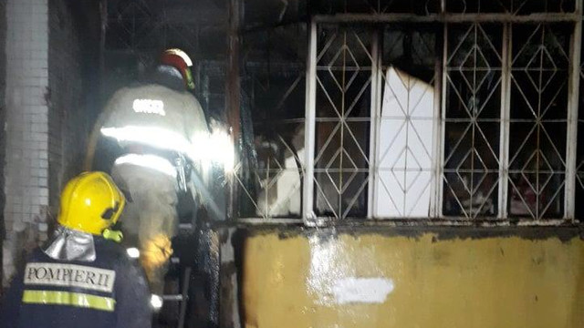  FOTO | Incendiu într-un apartament cu 5 camere, plin cu vechituri
