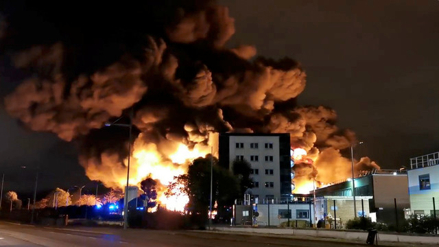 Incendiu puternic la o uzină cu risc ridicat din Franța. Școli și grădinițe închise 