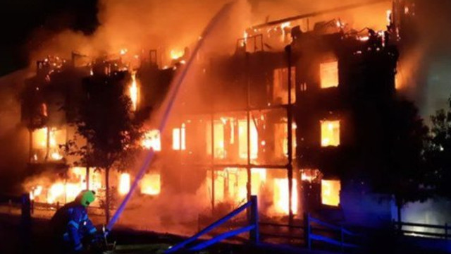 Incendiu de proporții în Londra: Un bloc de apartamente, distrus complet după ce a fost cuprins de flăcări