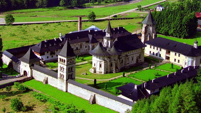 Mănăstirea Putna comemorează 550 de ani de la sfințire, cu o liturghie oficiată de Mitropolitul Ortodox Român al Germaniei, Europei Centrale și de Nord