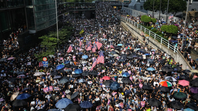 Protestatarii din Hong Kong s-au adunat la consulatului american, solicitând intervenția lui Trump pentru eliberarea metropolei de China