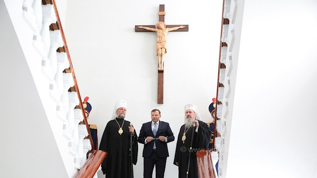 O dezvelire de Crucifix la MAI a făcut posibilă prezența ambilor mitropoliți ortodocși din Republica Moldova