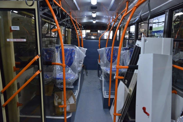FOTO | Troleibuzele noi, cu aer condiționat, camere video în interior și prize USB la scaune sunt asamblate în prezent la RTE Chișinău
