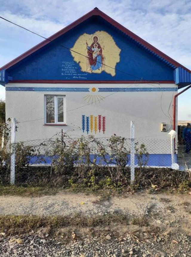 Harta României Mari și tricolorul, la loc de cinste pe o casă renovată de Mitropolia Basarabiei și de voluntari pentru o familie sărmană din Bulboci