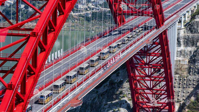 S-a deschis traficul pe cel mai lung pod rutier din lume, suspendat cu două punți, în Wuhan