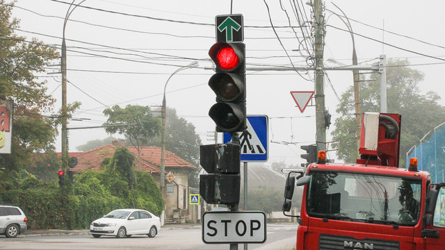 Atenție șoferi și pietoni: Semafoarele de la mai multe intersecții din Capitală nu vor funcționa astăzi