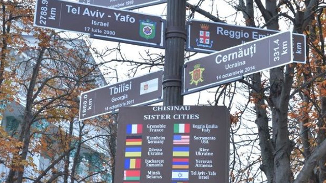 Un pilon informativ, cu denumirile celor 16 orașe înfrățite cu Chișinăul a fost instalat astăzi în fața Primăriei Capitalei