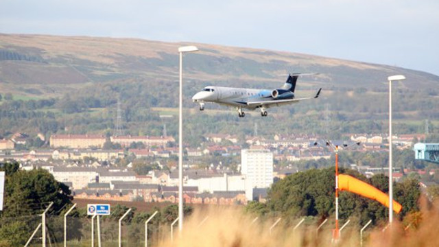 Panică pe aeroportul din Glasgow: Autoritățile britanice verifică un avion, după ce a fost descoperit un bagaj suspect
