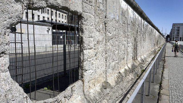 Academia Română va aduce la București o bucată din Zidul Berlinului