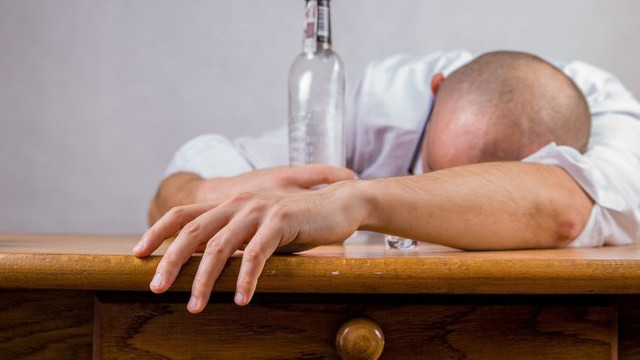 Peste 46 mii de locuitori ai Republicii Moldova suferă de alcoolism cronic