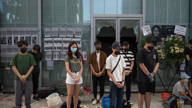 Motivul pentru care China nu mai livrează haine negre către Hong Kong