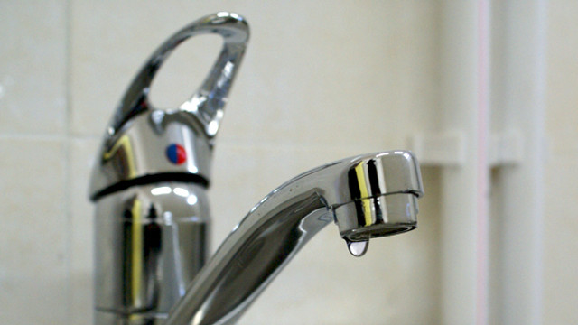 Consumatorii de pe mai multe străzi din Capitală vor rămâne marți fără apă la robinet