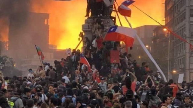 Noi proteste violente în Chile, în ciuda remanierii guvernului: Mii de protestatari au incendiat clădiri și au paralizat transportul public