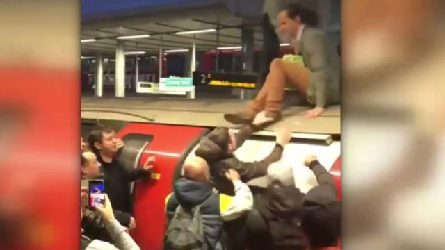 VIDEO | Haos la metroul din Londra. Navetiștii i-au atacat pe activiștii de mediu care s-au suit pe vagoane
