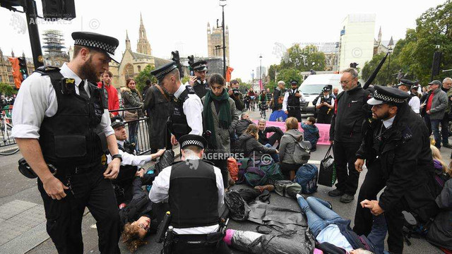 Marea Britanie: Poliția a arestat 135 de activiști ecologiști în centrul Londrei